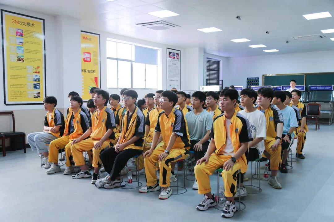 <b>大咖来啦！企业总监进校宣讲助力万通学子成长</b>