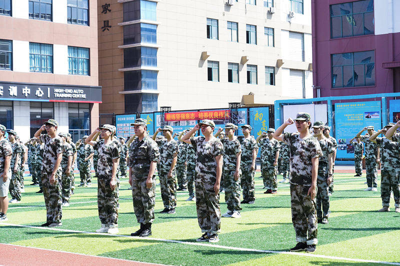 <b>夏日军训送清凉，关怀慰问暖人心</b>